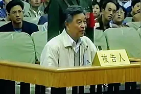 原红塔山集团董事长—褚时健庭审现场，看着慈祥面善，却被判无期视频封面