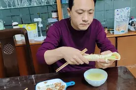 信心满满的做老北京鸡肉卷，老公咬咬牙打8分，永远不知足无语