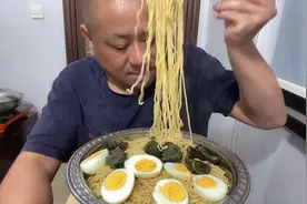 整一个早餐，3包方便面，3个水煮蛋，2个皮蛋，造就完了