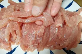 炒瘦肉记住不要直接下锅炒，难怪嚼不动教你技巧，鲜香滑嫩又入味