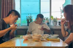 东北农村老爸，往大酱缸里，放了几根黄瓜，腌咸菜了，爷仨都爱吃