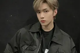 刘耀文小麦肤色有多绝，文言文肤色差超可爱，但吻文不管黑不黑你