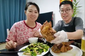 冰箱翻出两只猪蹄子，高压锅炖1小时软烂入味，用手捧着啃嘎嘎香