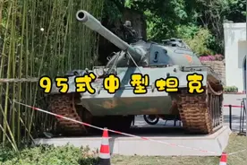 59式坦克五对轮，苏共图纸仿制成。59年国庆，首次亮相天安门。