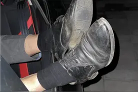 偷偷把他皮鞋脱了应该没事吧视频封面