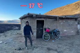 冬季骑行西藏，-17度 又冷又怕有野兽，幸亏有小木屋抵挡一阵子视频封面