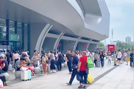 重庆西站三大进站口的旅客流线视频封面