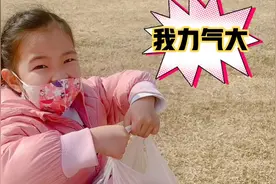 母女俩江边捞10条鱼，5岁朵朵不怕累想替妈妈分担，一番话太感人视频封面