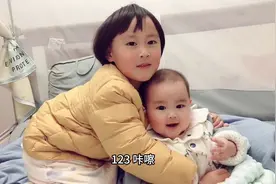 宝妈不经意间拍到两个宝宝相处的搞笑画面，大家憋住别笑哦视频封面