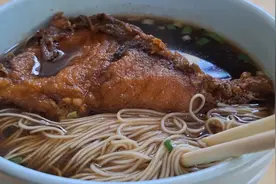 昆山锦溪古镇吃一碗爆鱼面，感受古镇消费水平视频封面