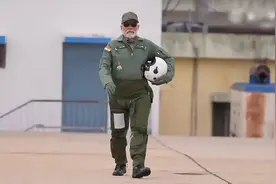 莫迪亲自驾驶光辉战斗机，无比自豪竖起大拇指。视频封面