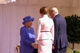 英国女王为到访的美国总统举行欢迎仪式，特朗普站位小花絮