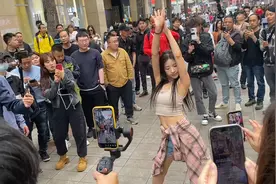 深圳东门网红啊梓，直播现场人气爆满，男男女女拿个手机对她抢拍视频封面