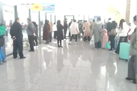 进站吋准备好身份证。开车前15分钟开始检票，开前5分钟停止检票