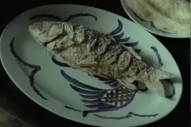 1942年穷人饿死300万，官员却在吃鲤鱼焙面。