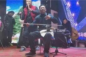 网红小胡子，这二胡，这表情都非常到位，太棒了。👍