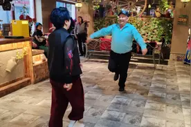 维吾尔族大叔热合曼和孤独的岛热舞老茶馆视频封面