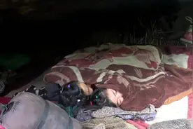 两个女孩嫁给同一个丈夫四处为家，日子过得清贫，幸福指数却很高视频封面