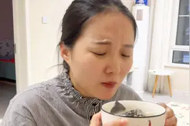 媳妇怀二胎孕吐严重，三个多月还瘦好几斤，婆婆急得炖一锅乌鸡汤