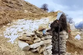 这个小窝棚是一个单亲妈妈和孩子的家，里面是什么样的呢？