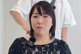 40➕适合的减龄短发
头发细软贴，发量少，头顶比较塌