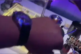 惊险第一视角！澳洲男子超速驾驶摩托车并追尾卡车 最高时速267视频封面