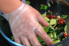 做凉拌黄瓜，切记不要直接加盐，教你一招，爽脆又开胃 。