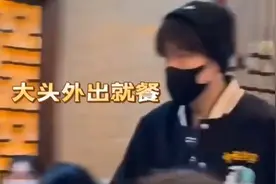 帅气!王楚钦开豪车训练，被球迷偶遇外出就餐，外套款式直接火了视频封面