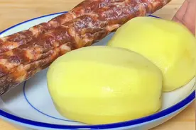 土豆搭配香肠，家里来客必备的硬菜，做法简单，出锅后实在太香了