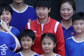 王楠女儿追着孙颖莎跑，笑笑合影偶像满眼崇拜，带队为孙颖莎送行视频封面