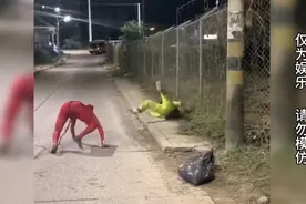 恶搞路人，深夜假扮恶魔整蛊路人，一对情侣被吓的直接跳进了水里视频封面