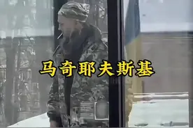 冬日街头，迷彩外套搭配毛线帽，时尚又保暖！