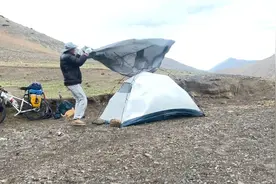 穷游 河北小伙无人区骑行途中狂风暴雨闪电雷鸣露营野外视频封面