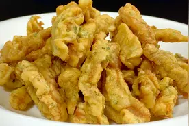 炸小酥肉时，关键调面糊很重要，教你酒店不外传小技巧，外酥里嫩