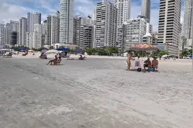 巴西巴尔内阿里奥坎博里乌海滩，享受阳光与沙滩的完美假期！视频封面