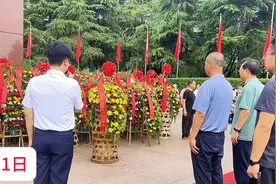8月21日早上9点毛主席铜像前人山人海，游客们纷纷献上花篮纪念
