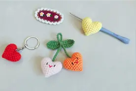 钩针精致小巧的爱心挂件，图解+教程都给你，简单易学视频封面