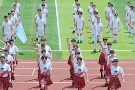 为了维权，运动会男生穿裙子主任看不惯，校长的做法太解气！视频封面