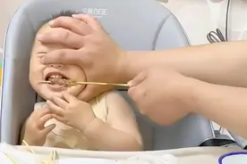 宝宝吃饭好可爱，忍不住拍下这瞬间！😊视频封面