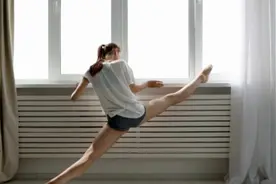 揭秘全球最柔软美女：身高175cm竟能轻松钻进箱子。视频封面