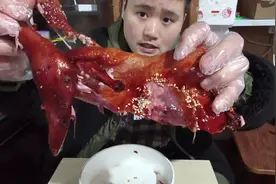 今天买了半只烤鸭，烤鸭皮焦香里面嫩，配着洋葱吃一点也不腻。