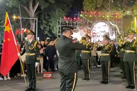 在越南街头响起《钢铁洪流进行曲》是怎样的场景，这操作太帅了！视频封面