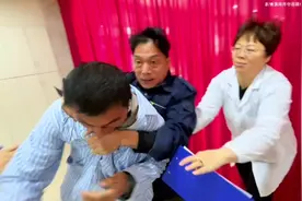 到劳务市场雇两个人去精神病院演精神病，一天150，全程爆笑不断视频封面