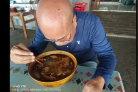 在蒙自吃米线，搞不懂为什么要用比头还大的碗来装？