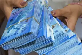 美女在银行兑换的新20元。不知道值钱不值钱。视频封面