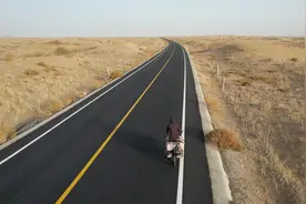 骑行内蒙古鄂尔多斯，穿越库布其沙漠，遭遇沙尘暴露营废弃房子视频封面