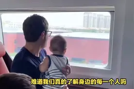 男子高铁抱女儿进厕所，半小时不出来，乘务员破门后怒了：畜生！视频封面