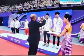 亚运会男子双打发奖仪式，为王楚钦，范振东夺冠骄傲，牛！！视频封面