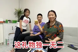 这俩孩子人才，母亲节送给妈妈的礼物，惹得爸妈哭笑不得视频封面
