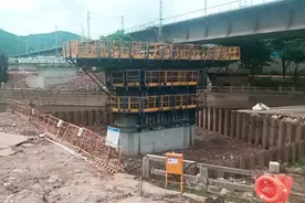 大理一攀枝花高铁菠萝江段的桥墩建设已基本完工。视频封面